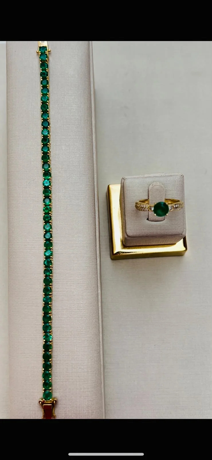 Pulseira riviera e anel solitário em ouro 18k com esmeraldas naturais.